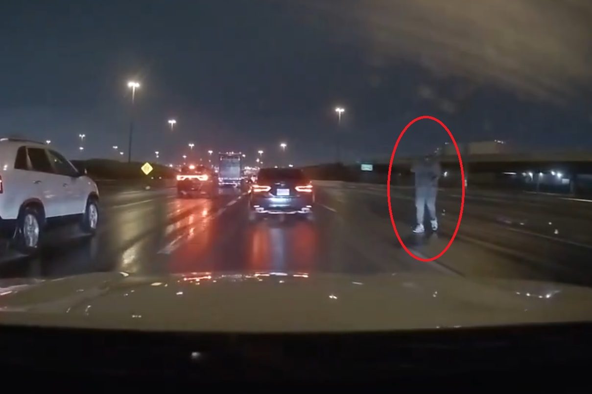 VIDEO: ‘Armed and dangerous’ man shoots at cars on highway in Mississauga, police say